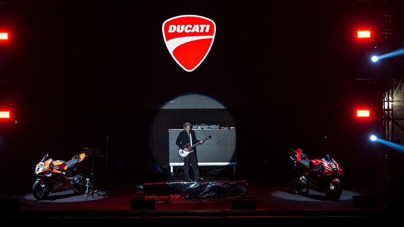 Festa Ducati, l’Inno di Mameli suonato da Poggipollini: che show!