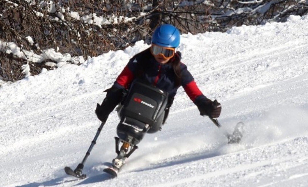 Alessia Polita e le vacanze sulla neve con il monosci