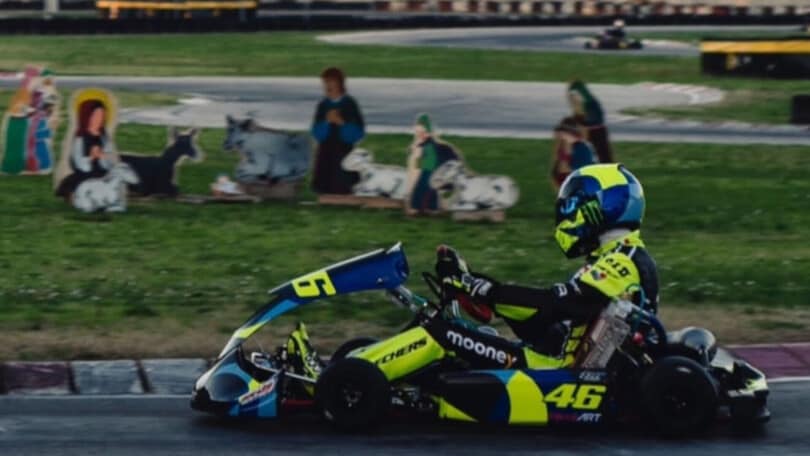 MotoGP, Valentino Rossi: allenamento in kart col presepe in pista!