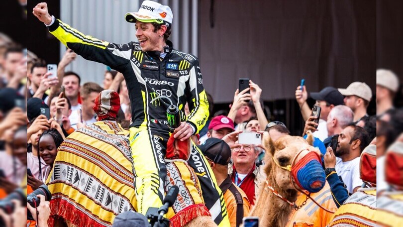 24 Ore Dubai: i festeggiamenti di Valentino Rossi su un dromedario