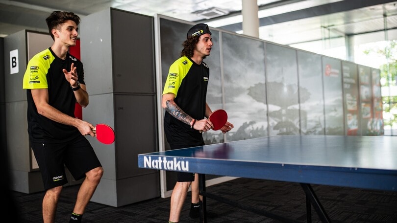 MotoGP: i piloti si preparano per i test sfidandosi...a ping pong