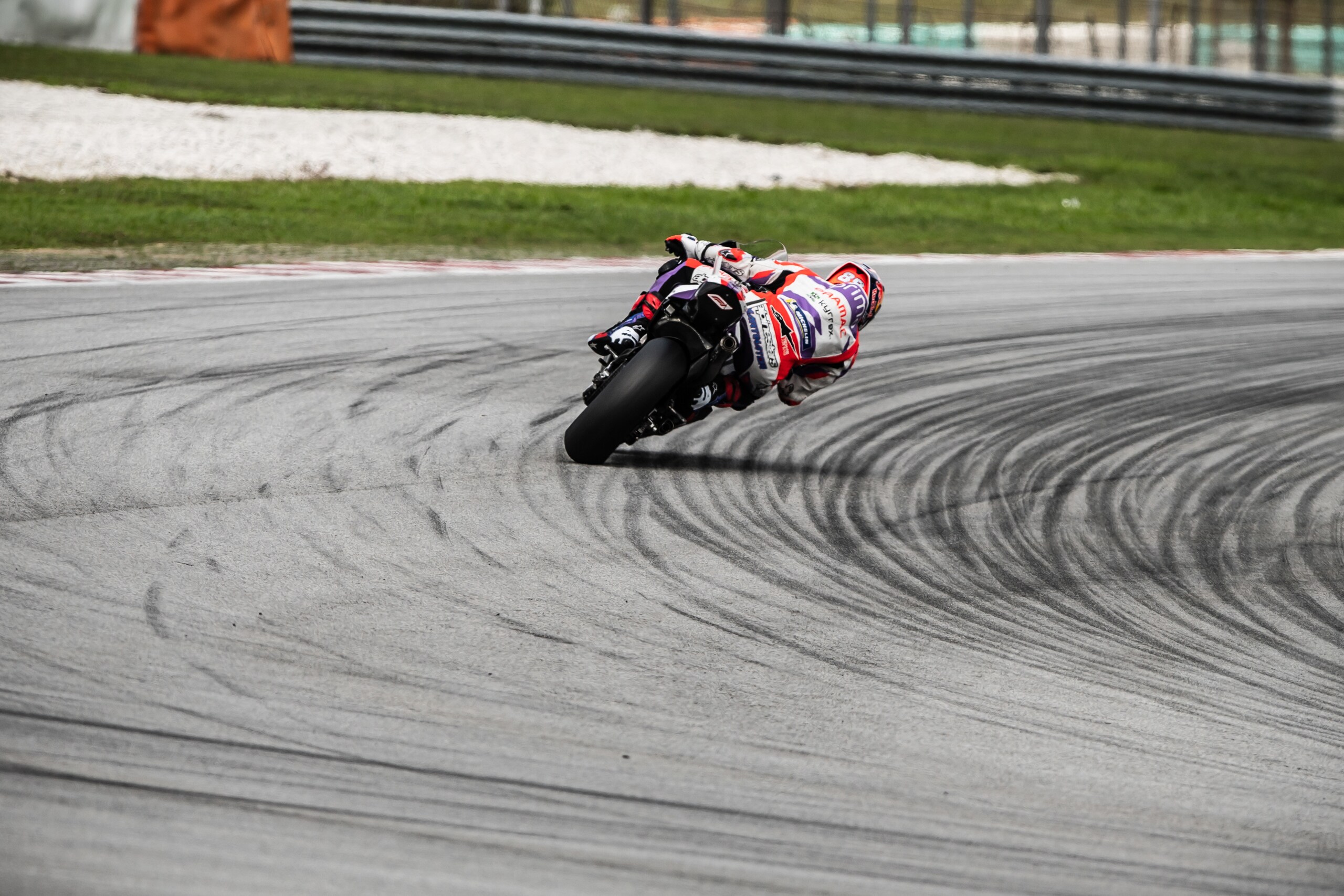 MotoGP test, ecco le foto dell'azione in pista a Sepang