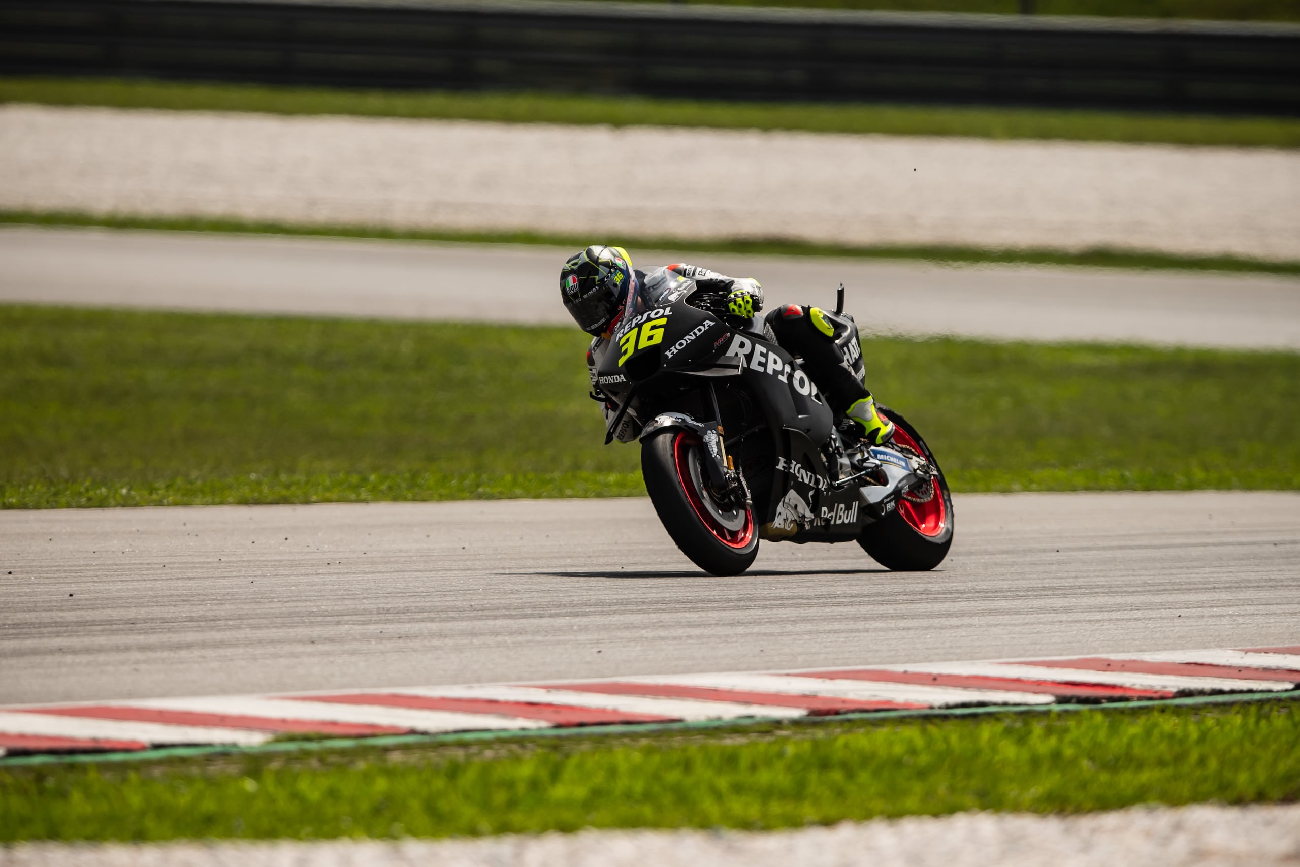 MotoGP test, ecco le foto dell'azione in pista a Sepang