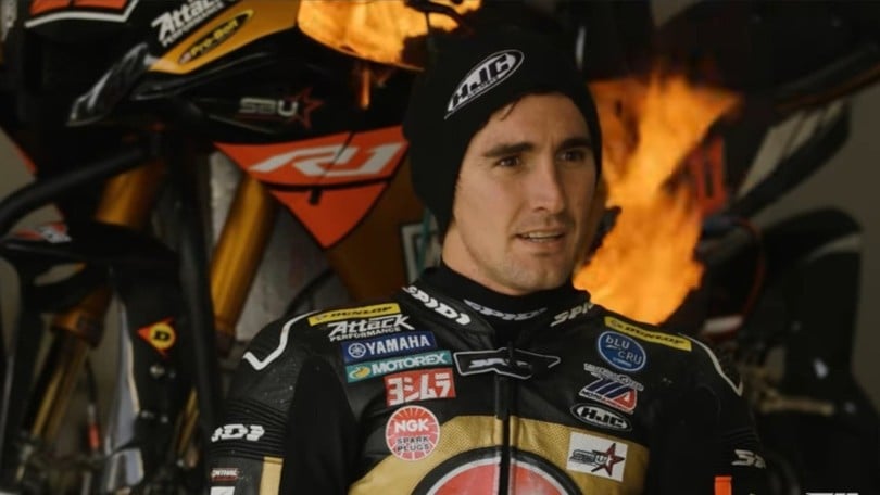 MotoAmerica, la moto va a fuoco durante l'intervista - IL VIDEO