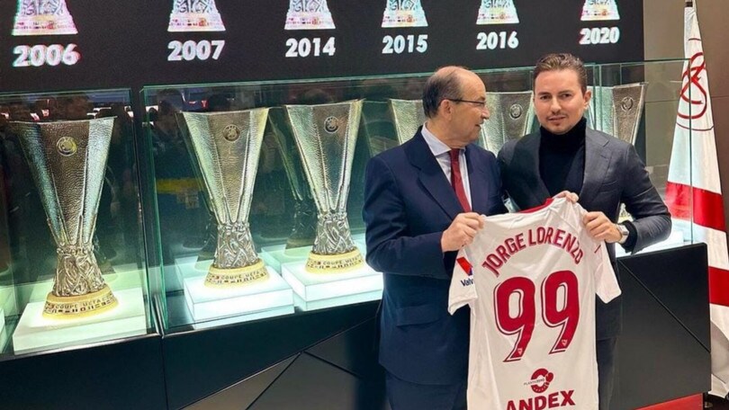 Liga, MotoGP: Jorge Lorenzo riceve in regalo una maglia del Siviglia