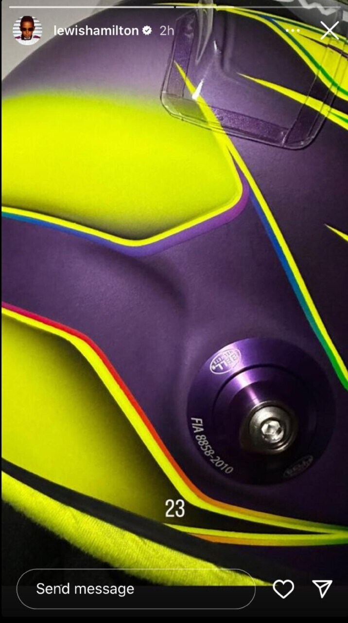 F1, MotoGP: i colori di Valentino Rossi sulla Mercedes W14 di Hamilton FOTO