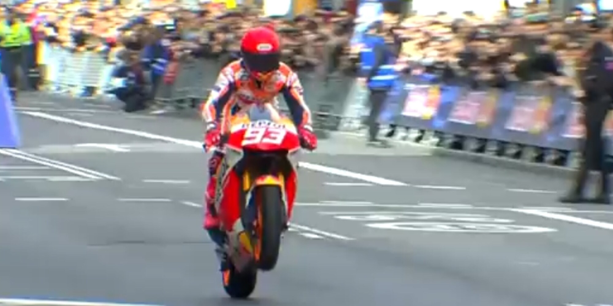 MotoGP: Marc Marquez, impennate e traversi tra le strade di Madrid