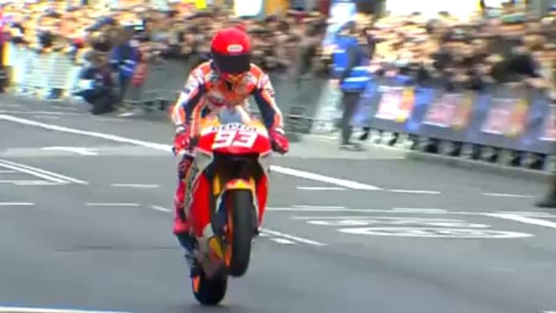 MotoGP: Marc Marquez, impennate e traversi tra le strade di Madrid