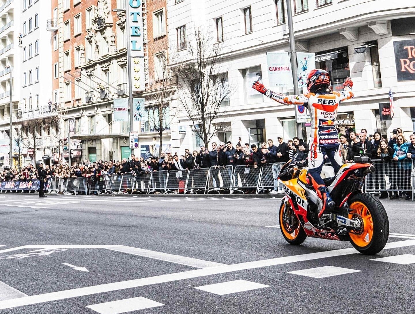 Marc Marquez show tra le strade di Madrid