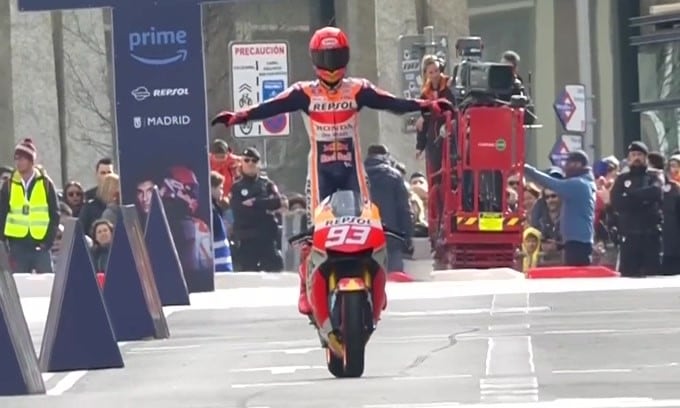 MotoGP: Marc Marquez sfreccia tra le strade di Madrid