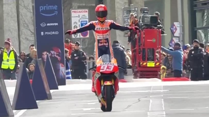 MotoGP: Marc Marquez sfreccia tra le strade di Madrid
