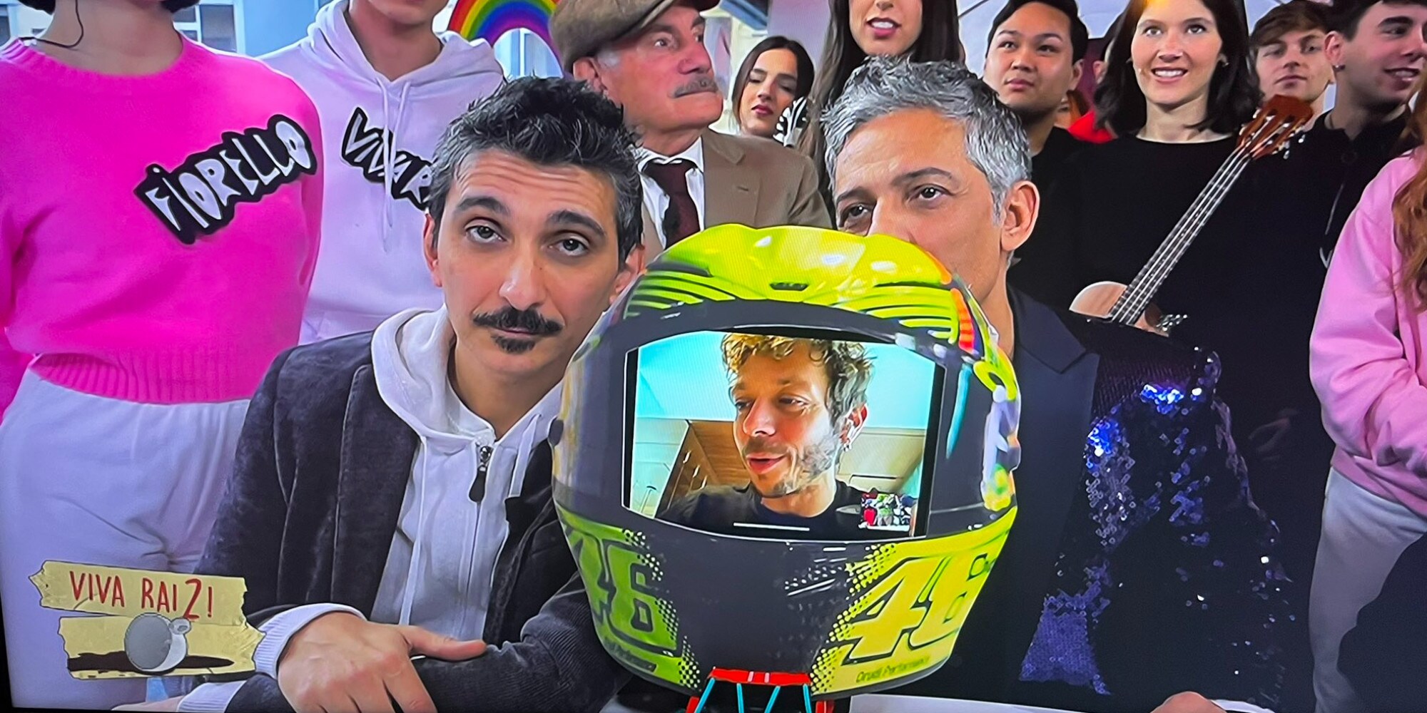 Valentino Rossi ospite da Fiorello sbaglia i quiz della patente
