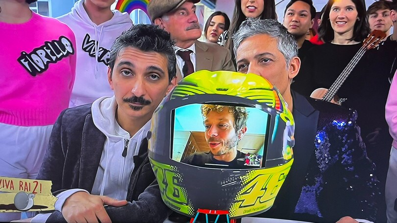 Valentino Rossi ospite da Fiorello sbaglia i quiz della patente