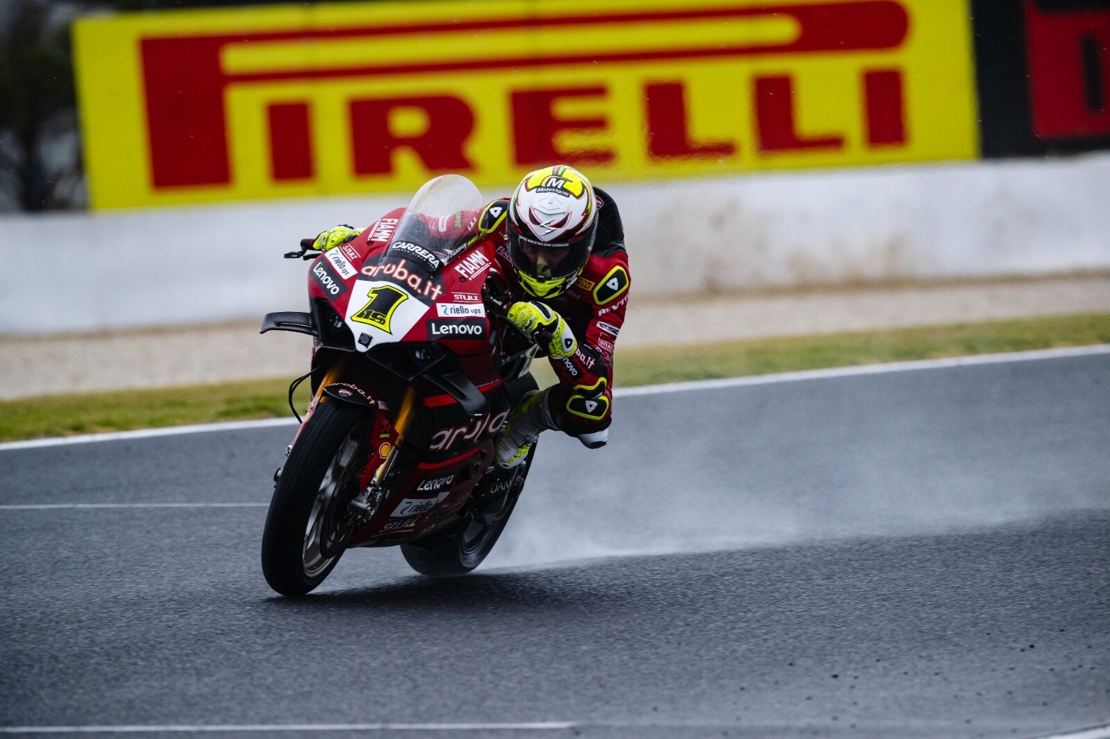 SBK Australia: Bautista fa lo squalo e vince Gara 1 sul bagnato, 8° Petrucci