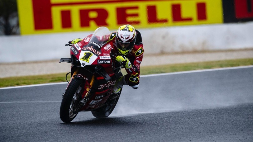 SBK Australia: Bautista fa lo squalo e vince Gara 1 sul bagnato, 8° Petrucci