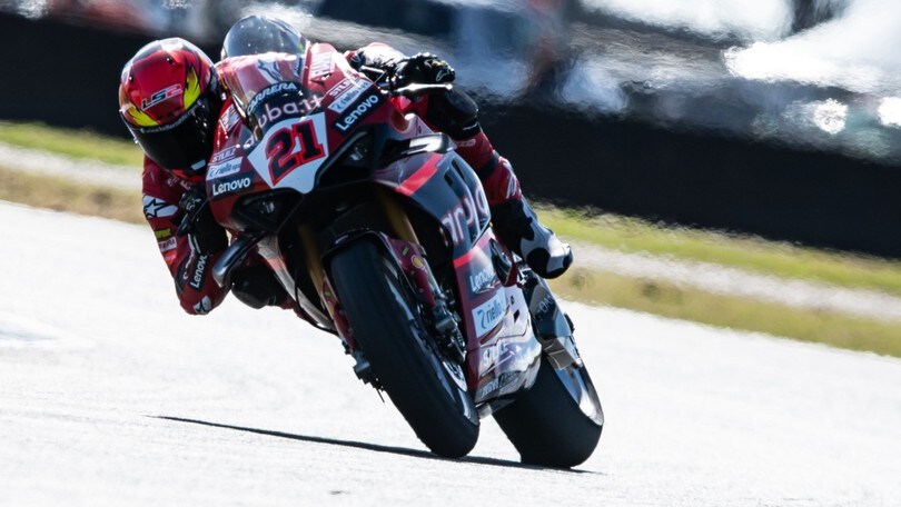 SBK Indonesia, Rinaldi croce e delizia in FP1: primato e caduta