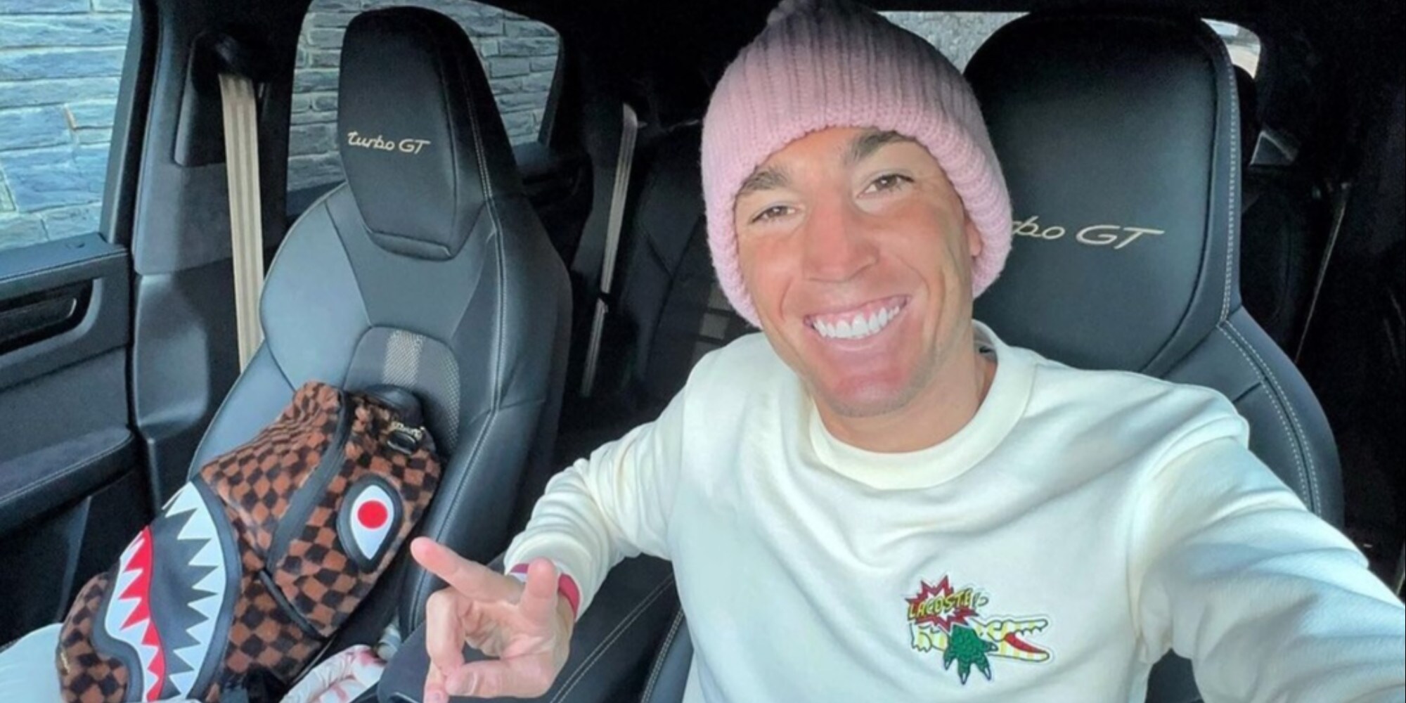MotoGP, l’ufficio di Aleix Espargarò tra le moto e i caschi speciali