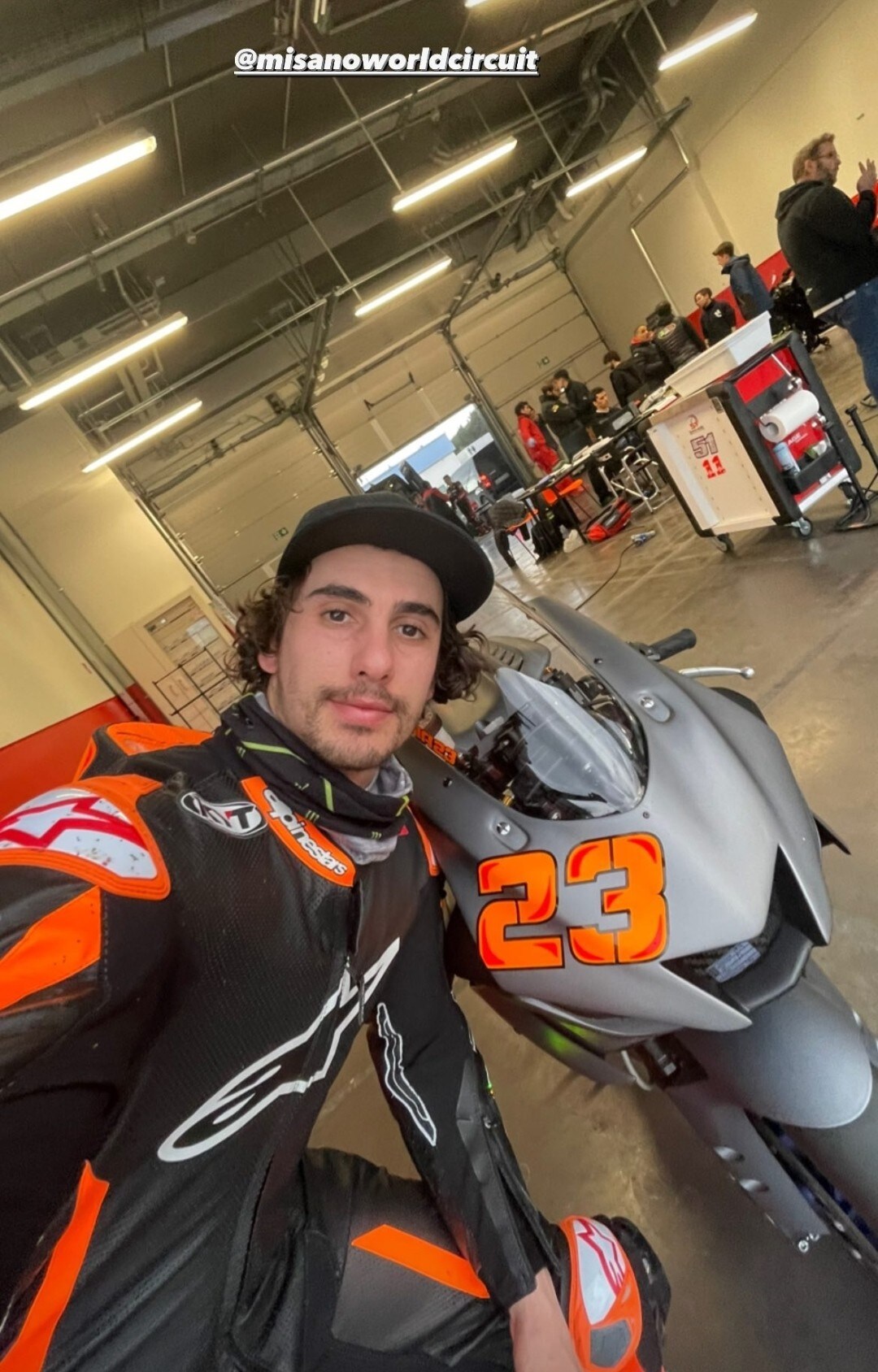 SBK: Elodie "in pista" con Andrea Iannone e Michele Pirro a Misano ...