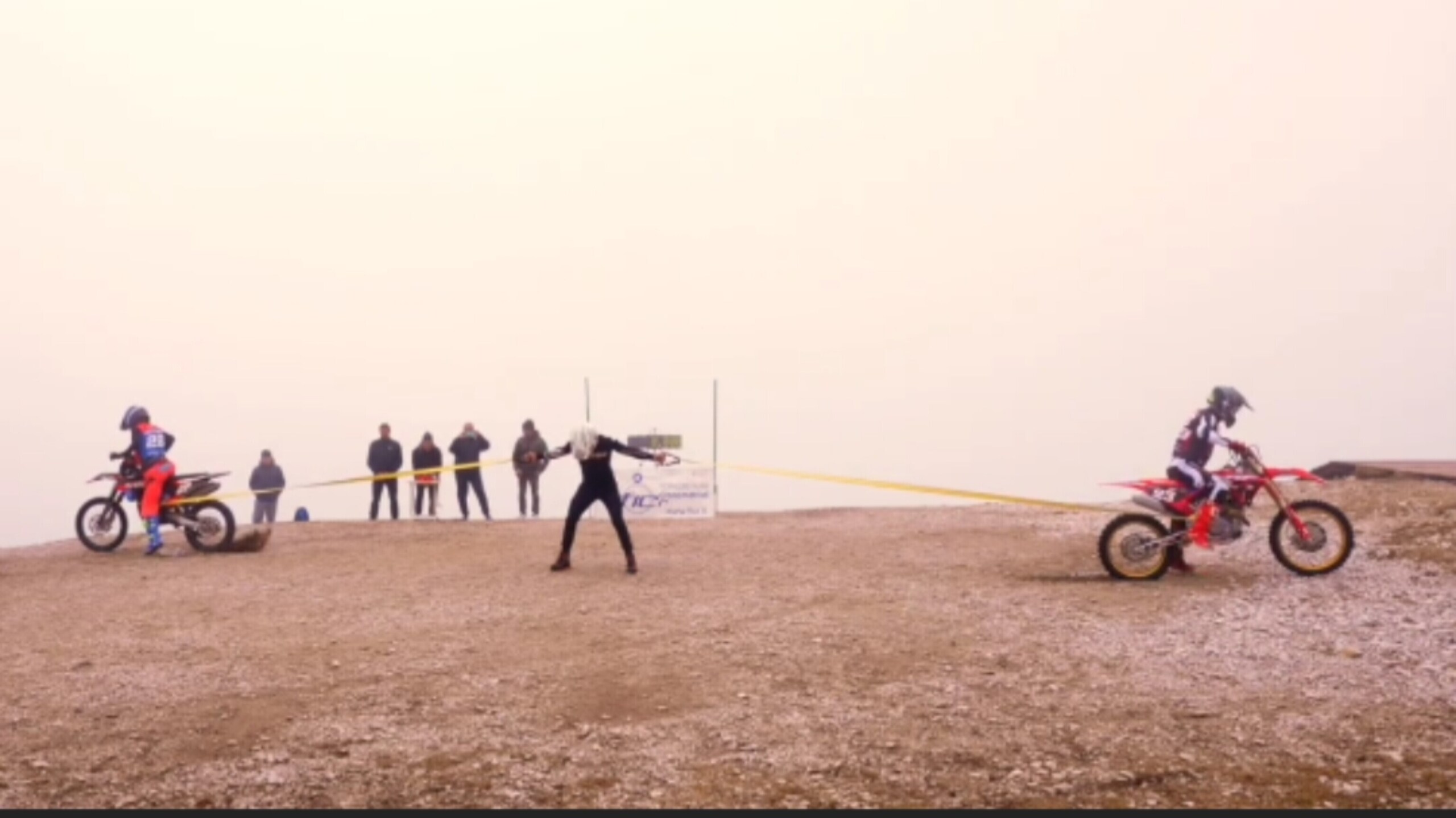 Alex Camera trattiene due moto lanciate a tutto gas: il video incredibile