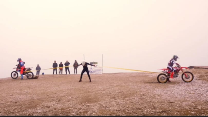 Alex Camera trattiene due moto lanciate a tutto gas: il video incredibile