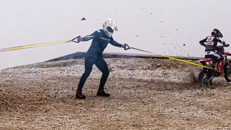 Ferma con le mani due moto accelerate: l'impresa shock di Alex Camera