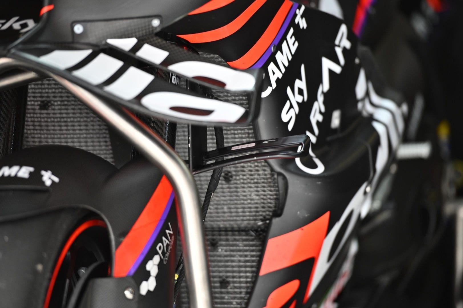 MotoGP Test Portimao, Aprilia sorprende ancora: ecco gli alettoni sotto l'ala