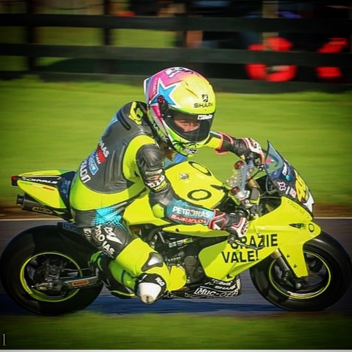 Izzy Carter, la giovane pilota che vuole diventare Valentino Rossi