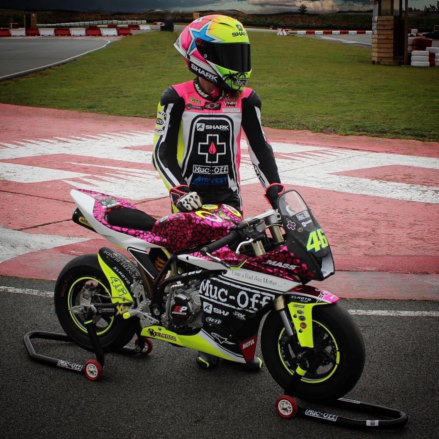 Izzy Carter, la giovane pilota che vuole diventare Valentino Rossi