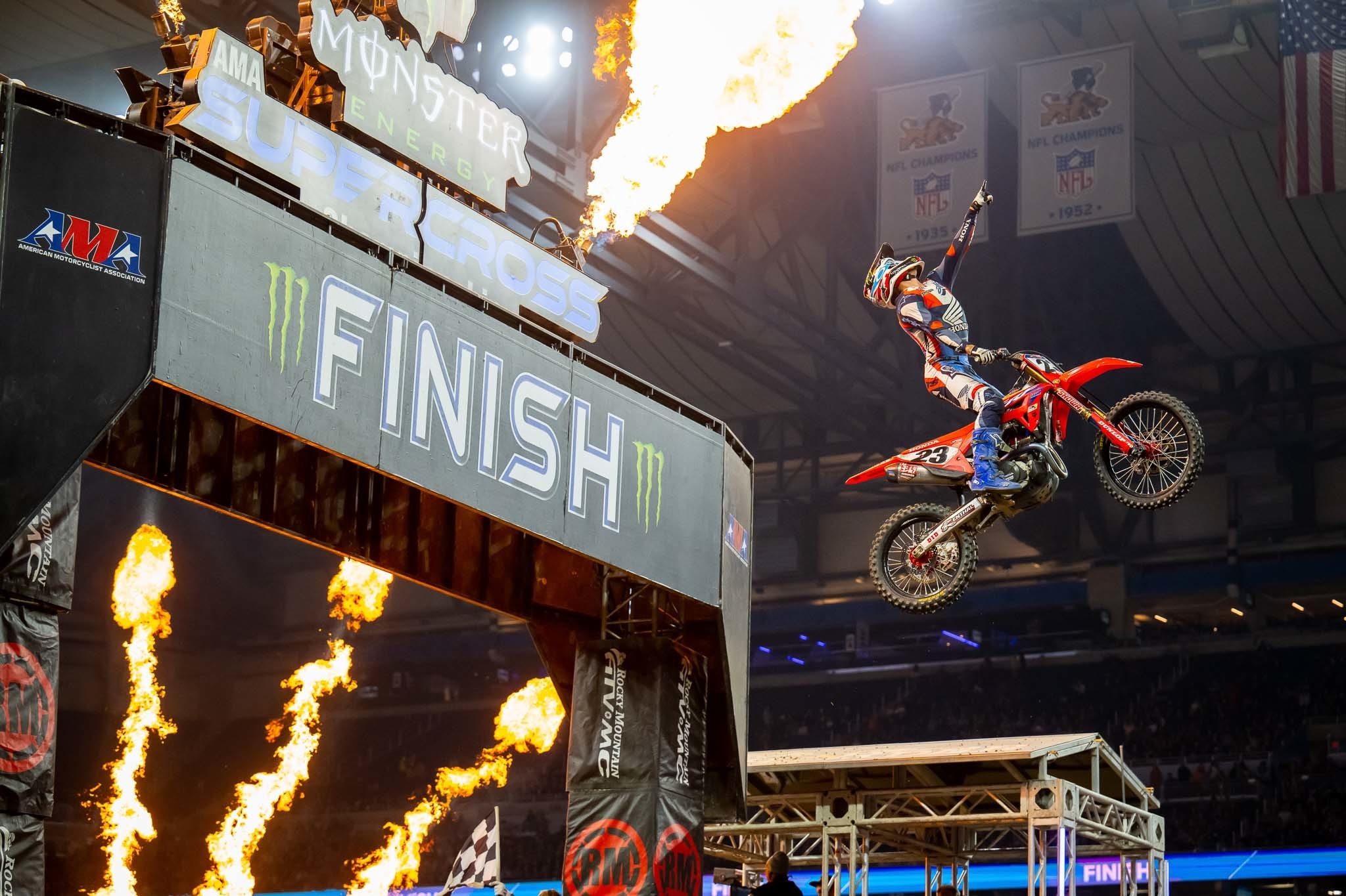450SX: notte di emozioni a Detroit