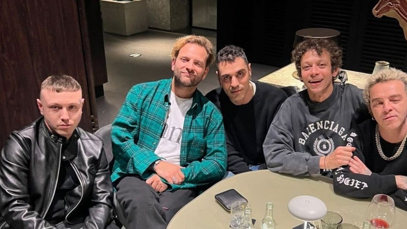 Valentino Rossi in compagnia di Lazza, Marracash, Salmo e Borghi