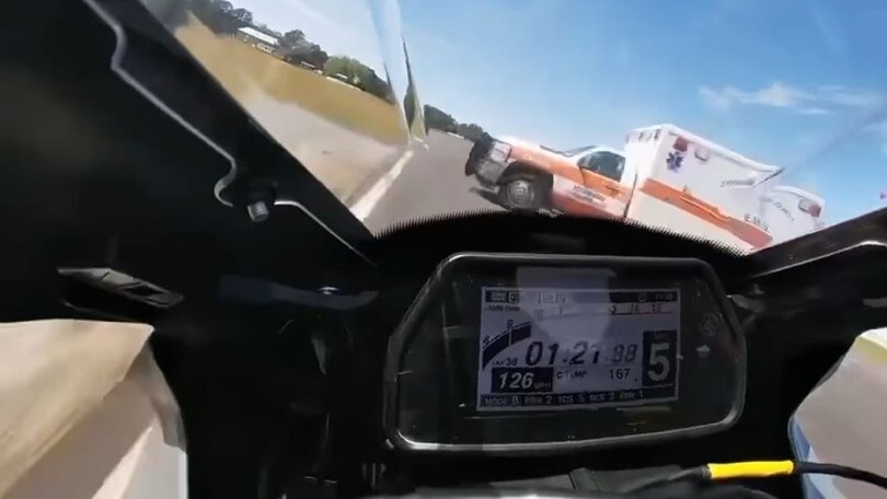 L'ambulanza entra in pista durante la gara: dramma sfiorato in America