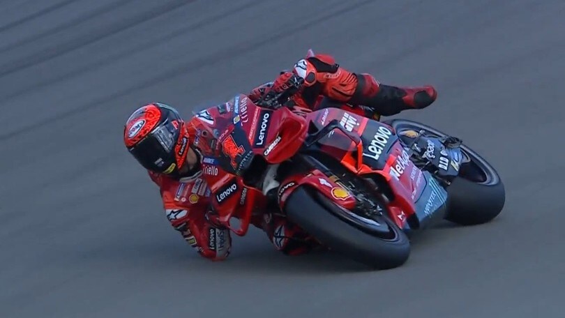 MotoGP Portimao, Bagnaia alla Marquez: salvataggio incredibile in FP2