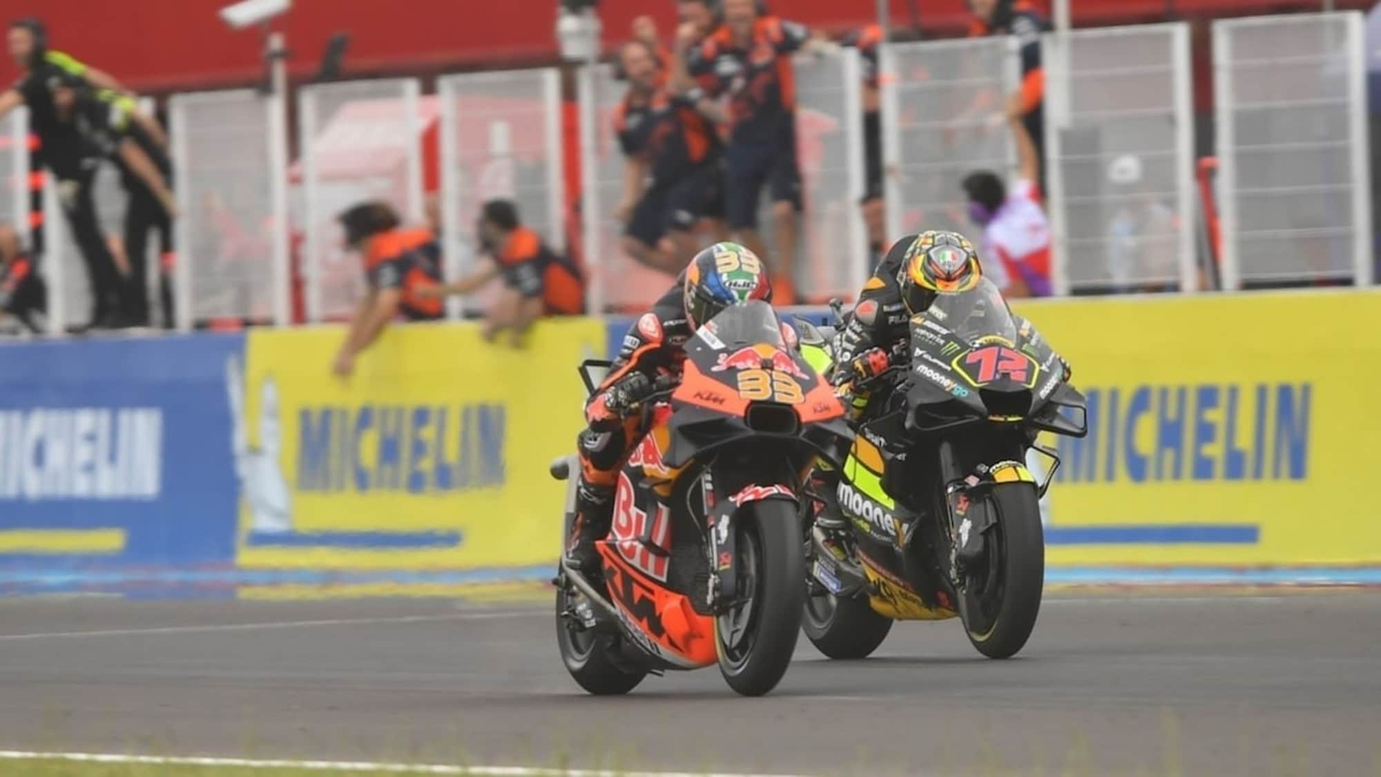 MotoGP: Bezzecchi trionfa in Argentina e vola in testa al Mondiale, caduto Bagnaia