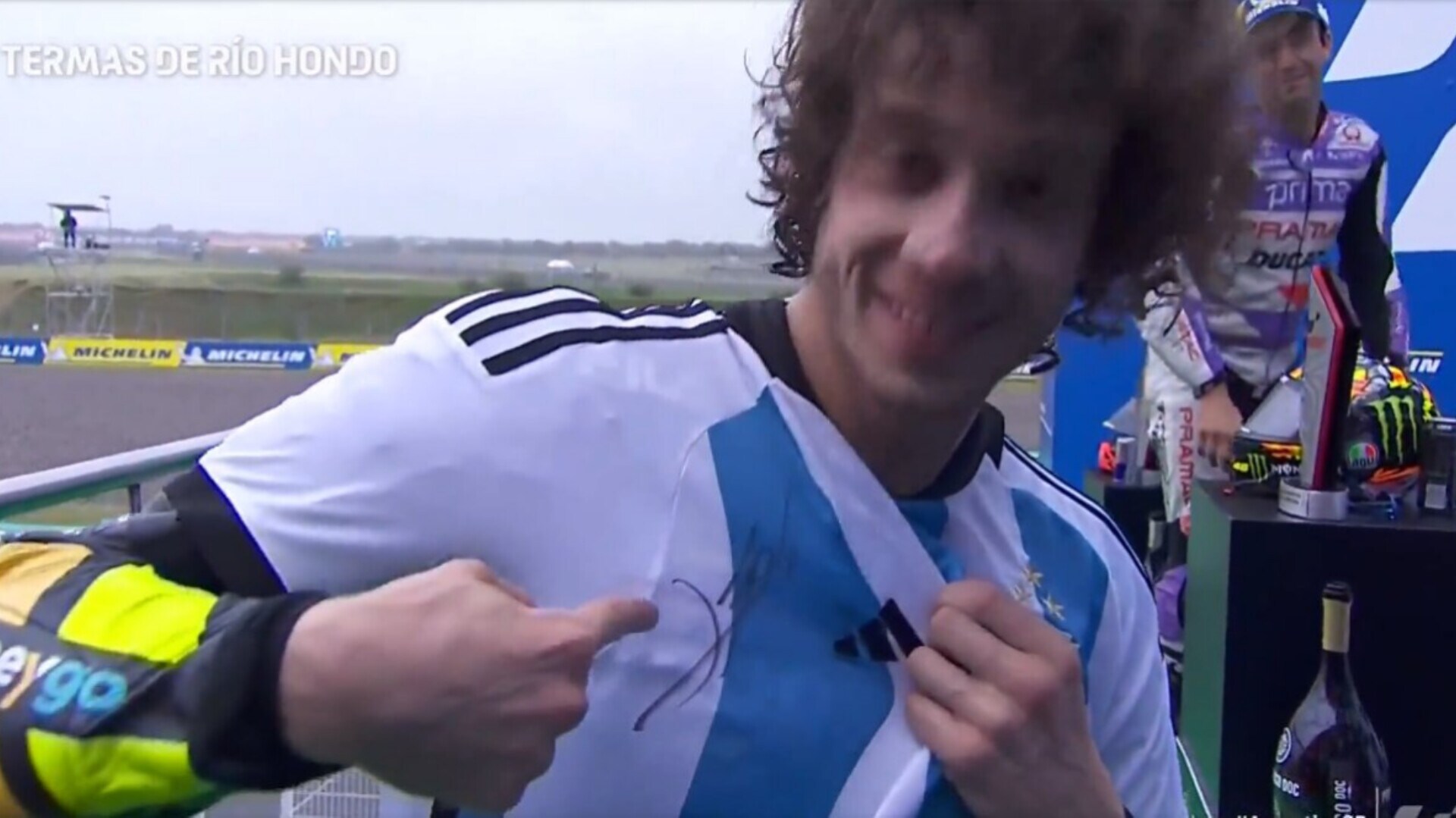 MotoGP Argentina: Marco Bezzecchi festeggia con la maglia di Leo Messi