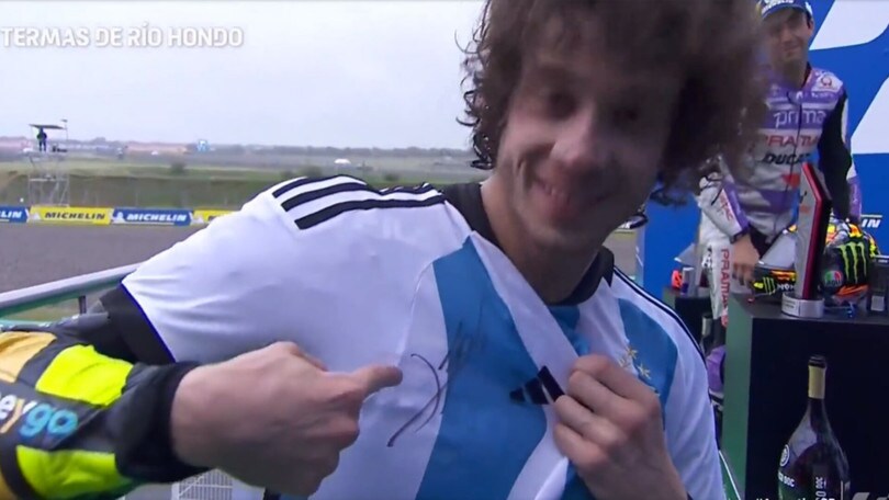 MotoGP Argentina: Marco Bezzecchi festeggia con la maglia di Leo Messi