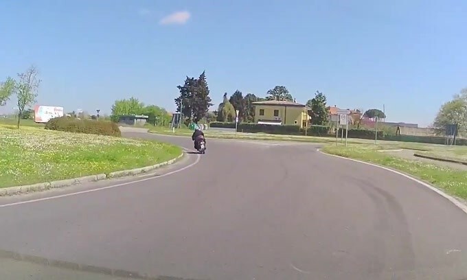 Don Daniele, il parroco che a Pasqua corre come Valentino Rossi