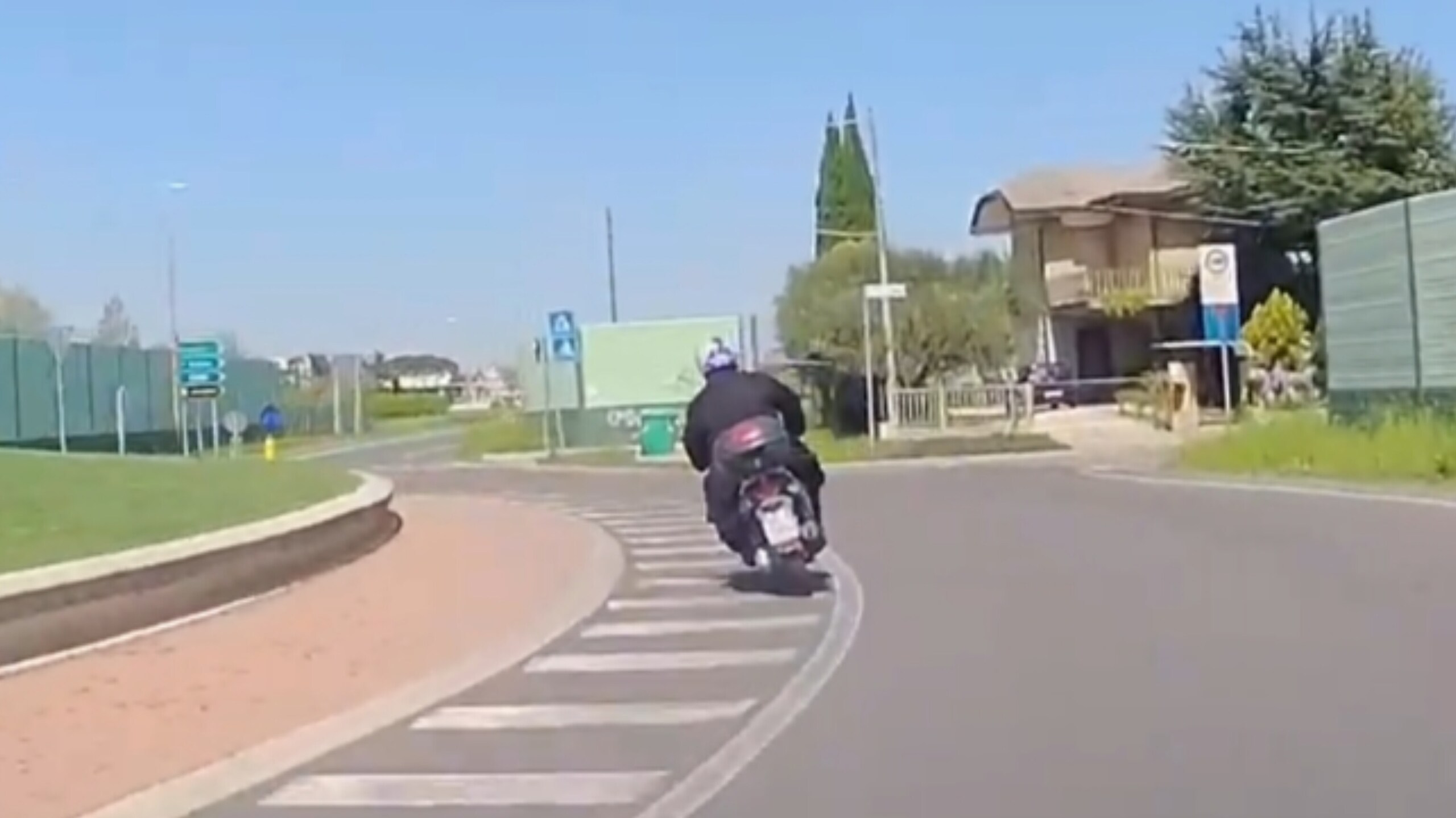 Il prete che a Pasqua sfreccia come Valentino Rossi: video virale
