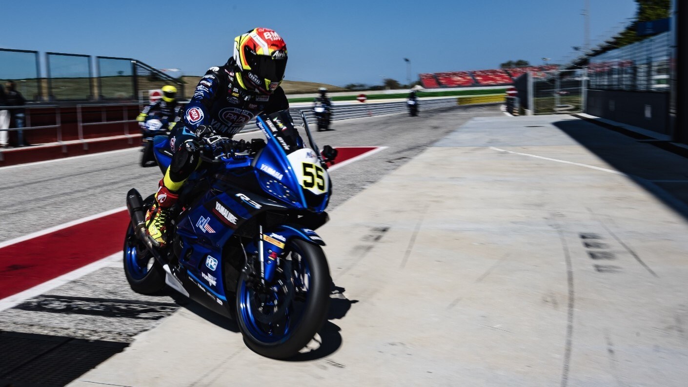 SBK: Locatelli a Misano con la R3, tra allenamento e... coaching