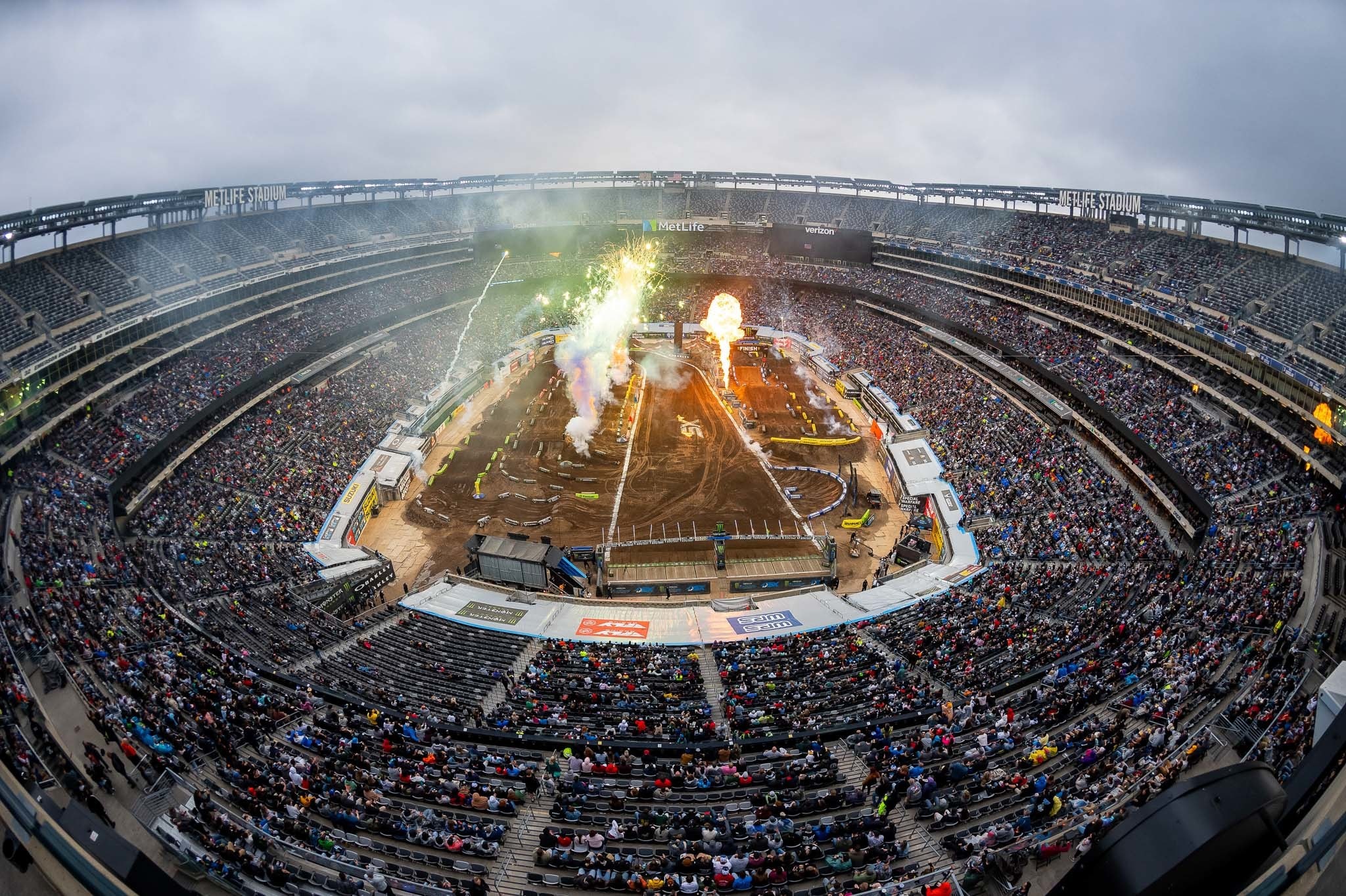 450SX, una tempesta si abbatte su East Rutherford