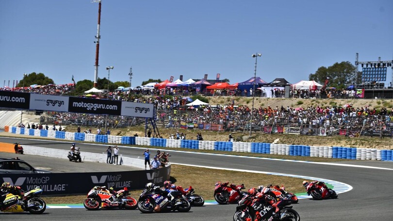 MotoGP Jerez, incidente al via della Sprint: le foto