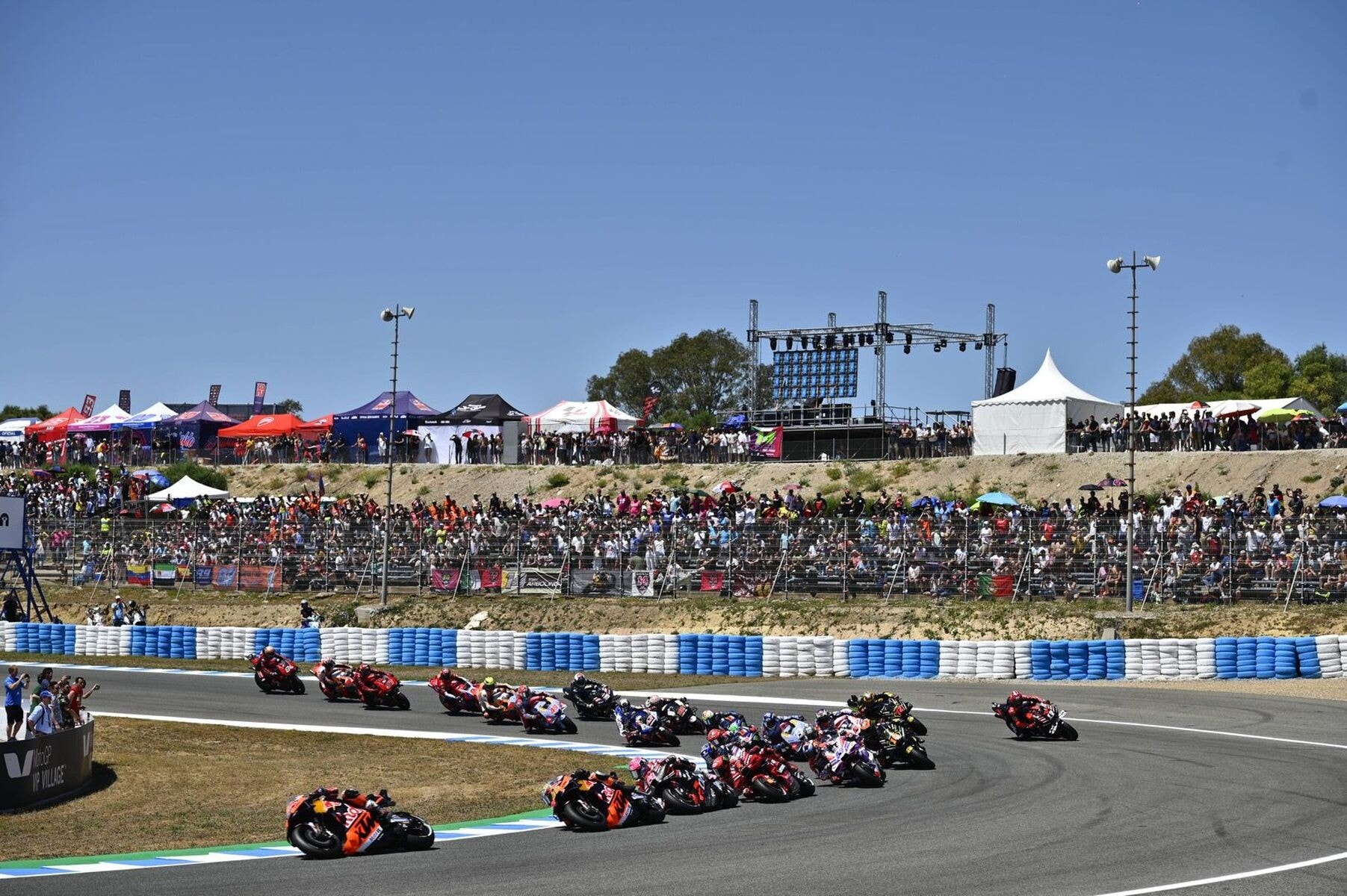 MotoGP Jerez, incidente al via della Sprint: le foto