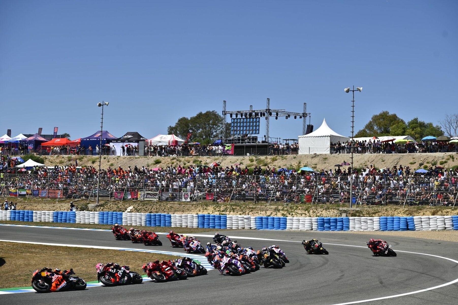 MotoGP Jerez, incidente al via della Sprint: le foto