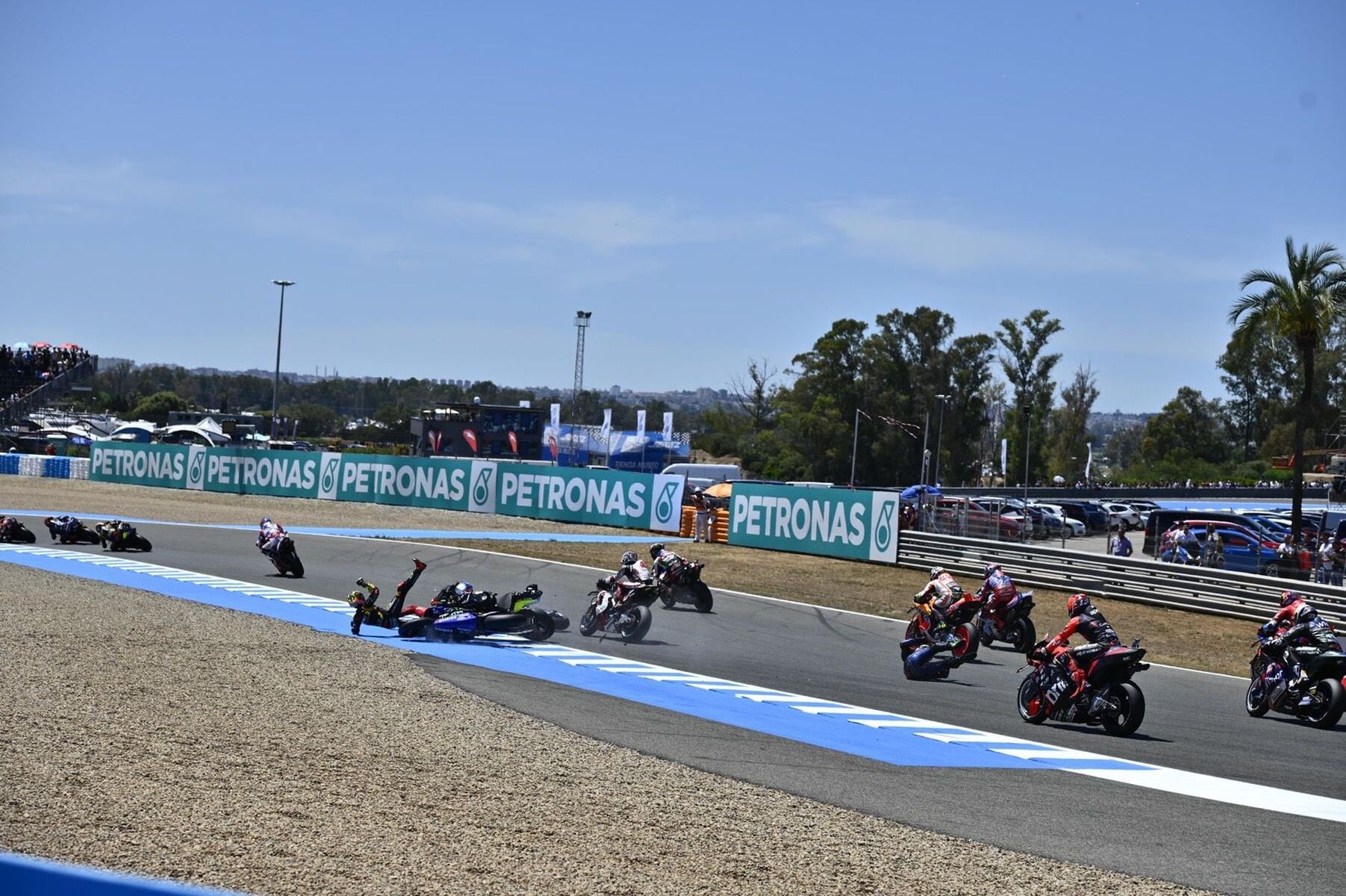 MotoGP Jerez, incidente al via della Sprint: le foto