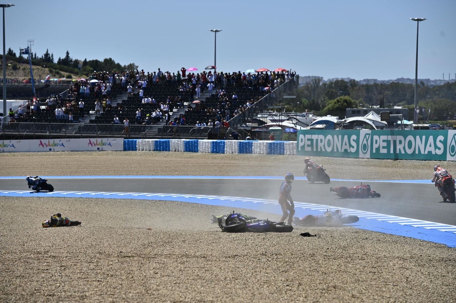 MotoGP Jerez, incidente al via della Sprint: le foto