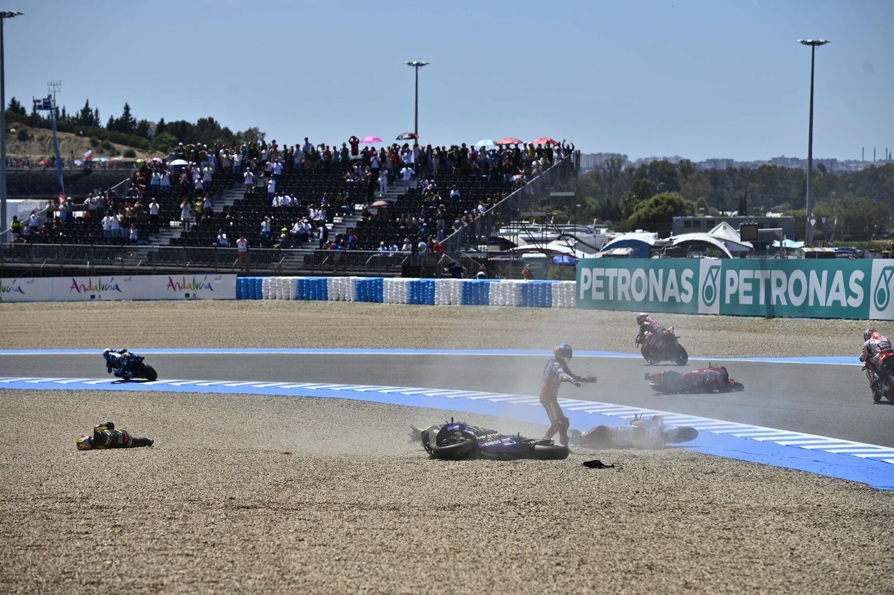 MotoGP Jerez, incidente al via della Sprint: le foto