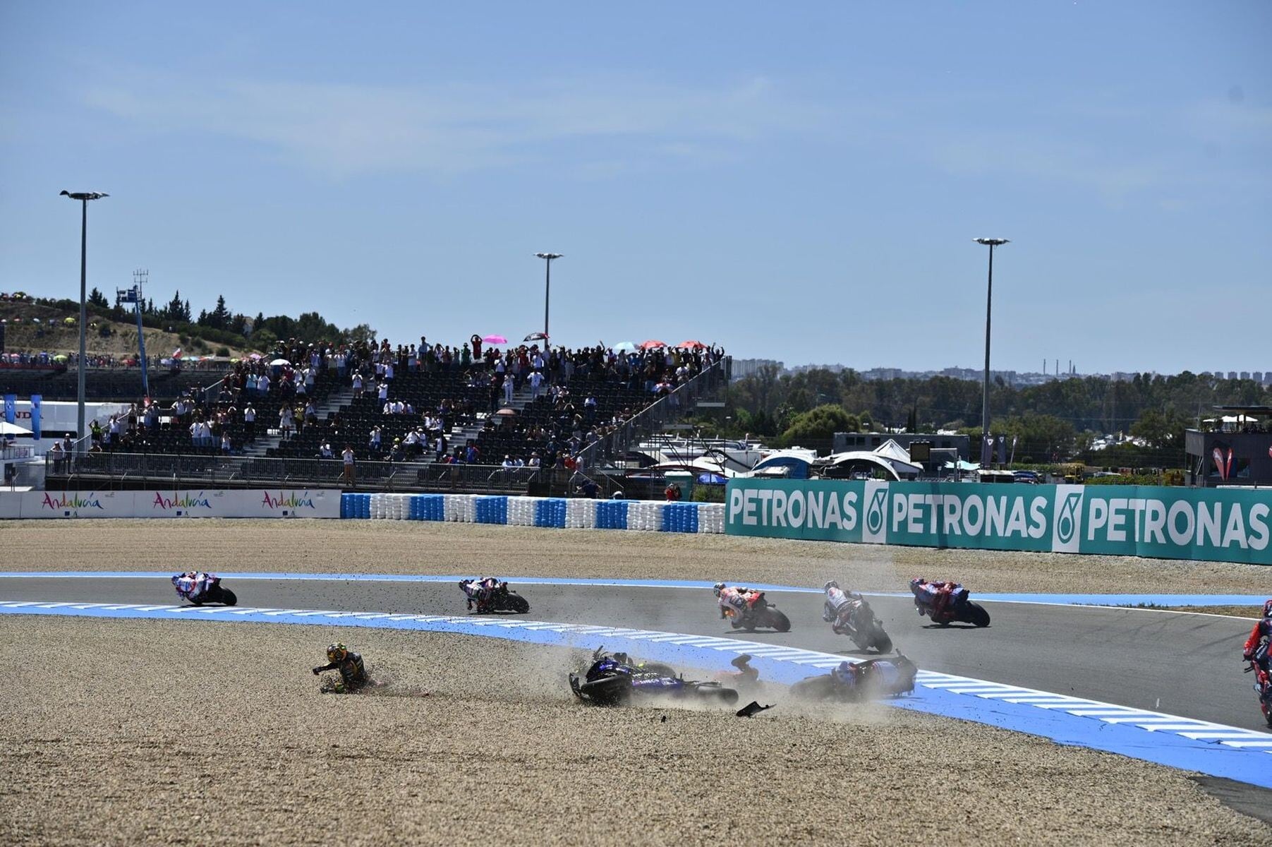 MotoGP Jerez, incidente al via della Sprint: le foto