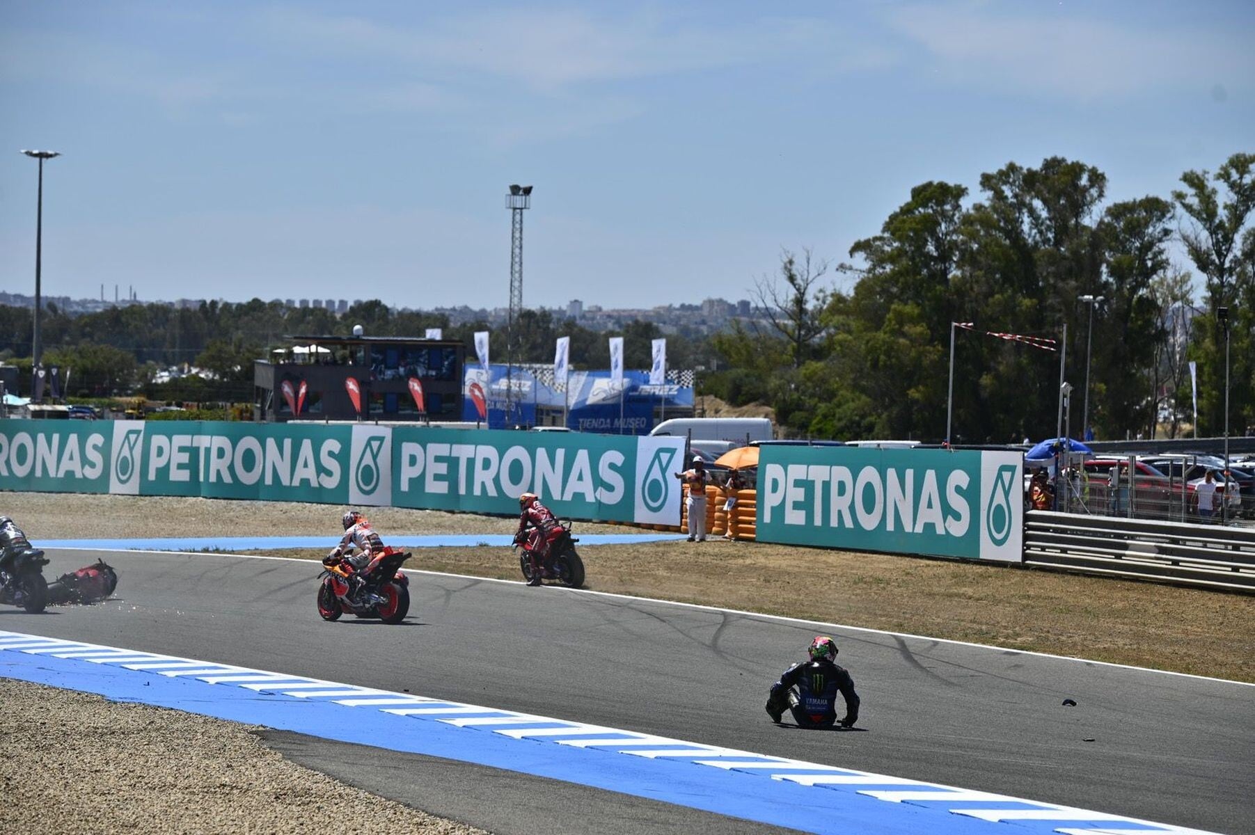 MotoGP Jerez, incidente al via della Sprint: le foto