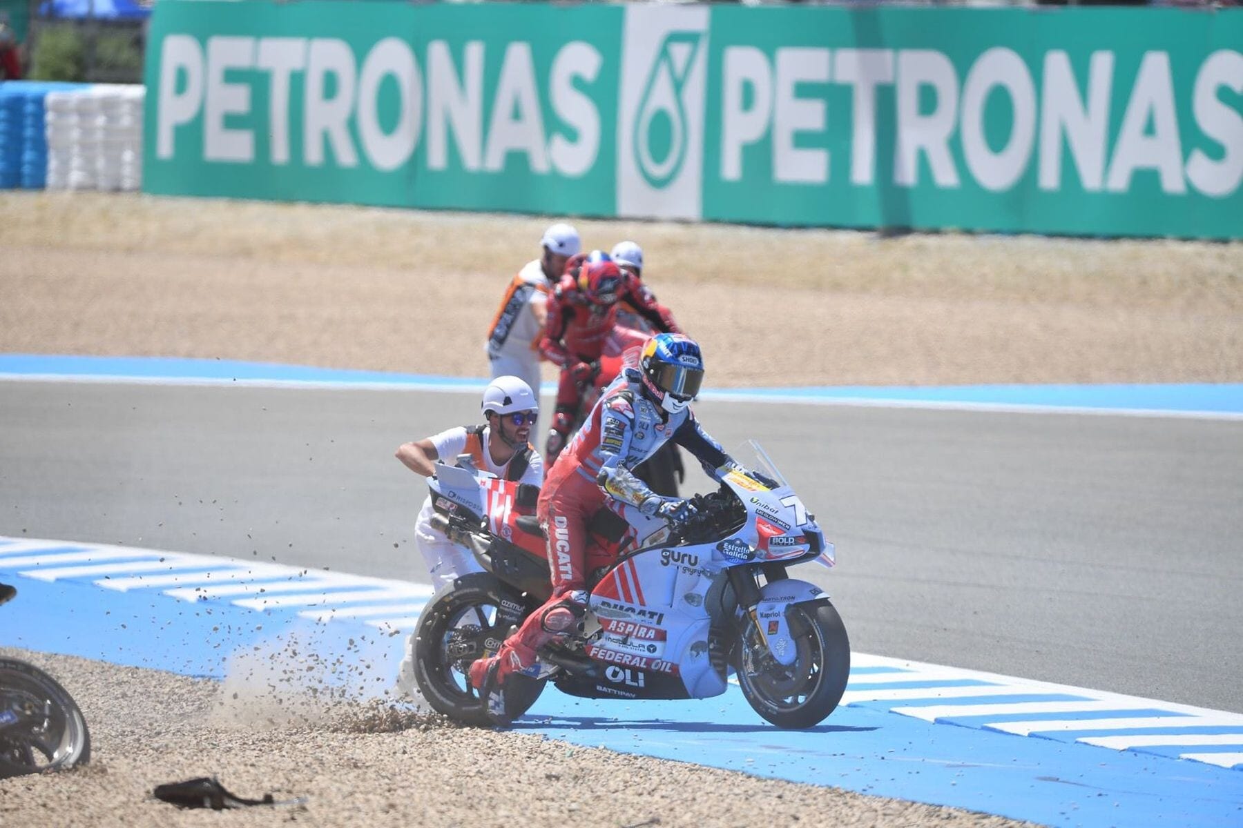 MotoGP Jerez, incidente al via della Sprint: le foto
