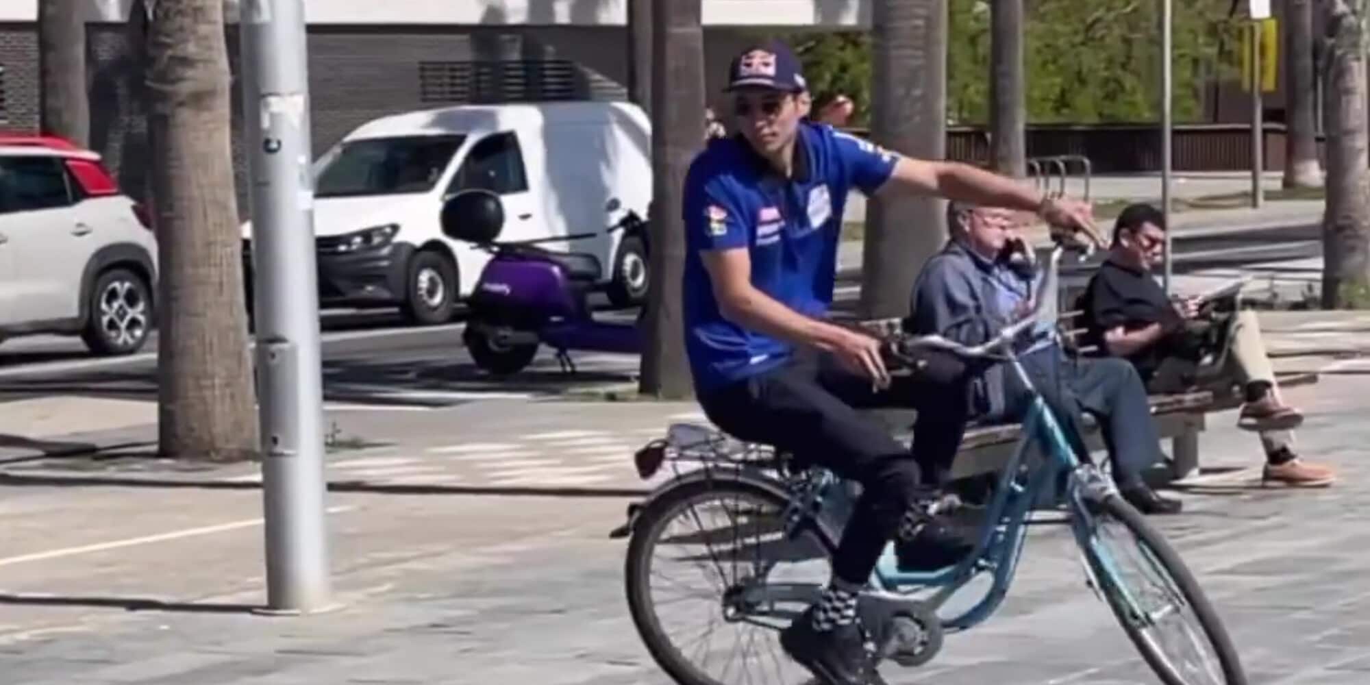 Toprak Razgatlioglu lo stoppie in Graziella: altro che Superbike!