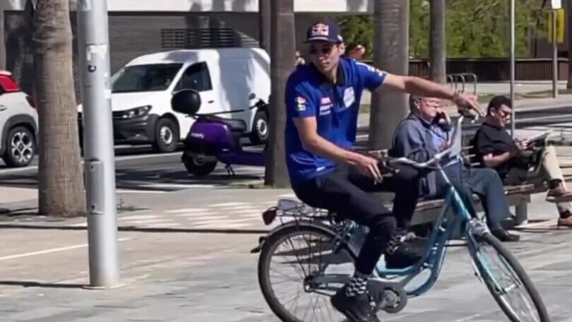 Toprak Razgatlioglu lo stoppie in Graziella: altro che Superbike!